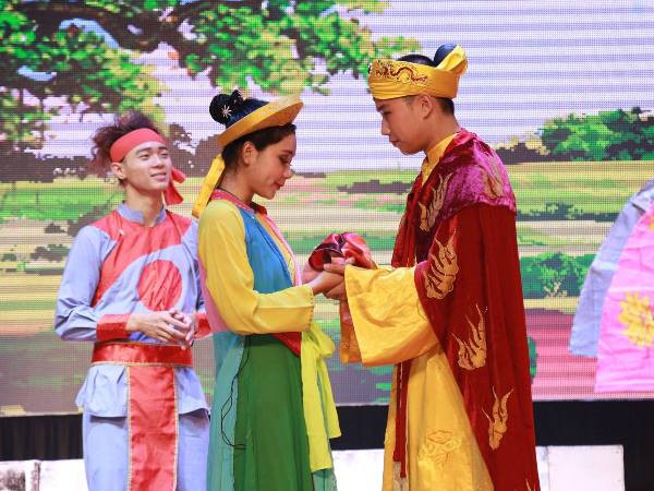 “Bà cố vấn” Minh Hòa cùng “Vua Lợn” dự Liên hoan Nghệ thuật Quốc tế ảnh 6