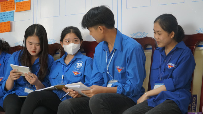 Các em cùng chia sẻ, trao đổi các vấn đề về bình đẳng giới tại khóa tập huấn. (Ảnh: PV) Bình đẳng giới dưới góc nhìn của thanh thiếu niên dân tộc thiểu số ảnh 3