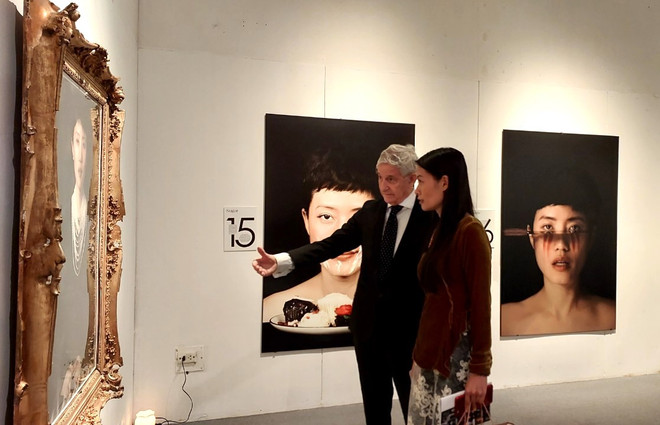 Tâm hồn và vũ trụ của người phụ nữ dưới ống kính nghệ sỹ Tây Ban Nha ảnh 2