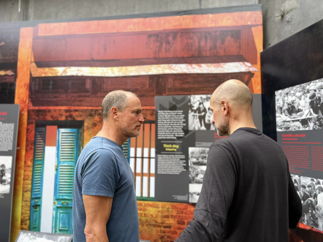 Matthew McConaughey và Woody Harrelson tham quan Nhà tù Hỏa Lò ảnh 3