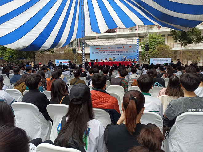 Hàng trăm thí sinh, phụ huynh chăm chú lắng nghe tư vấn về đăng ký xét tuyển đại học từ các chuyên gia. (Ảnh: PV/Vietnam+) Đăng ký xét tuyển đại học: Những điều cần lưu ý để không 'trượt oan' ảnh 2