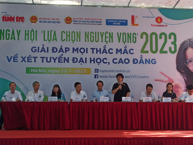 Vụ trưởng Vụ Giáo dục Đại học Nguyễn Thu Thủy chia sẻ thông tin tới các phụ huynh, thí sinh. (Ảnh: PV/Vietnam+) Thí sinh trúng tuyển sớm 15 nguyện vọng vẫn chưa yên tâm đỗ đại học ảnh 2