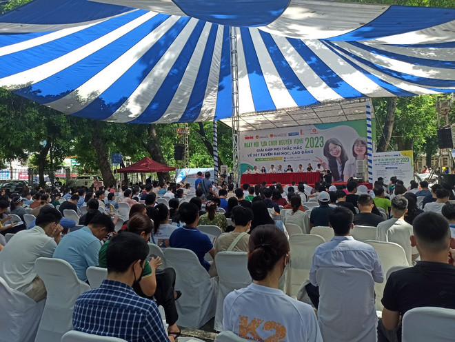 Chương trình đã thu hút sự tham gia của đông đảo thí sinh, phụ huynh và các trường. (Ảnh: PV/Vietnam+) Thí sinh trúng tuyển sớm 15 nguyện vọng vẫn chưa yên tâm đỗ đại học ảnh 3