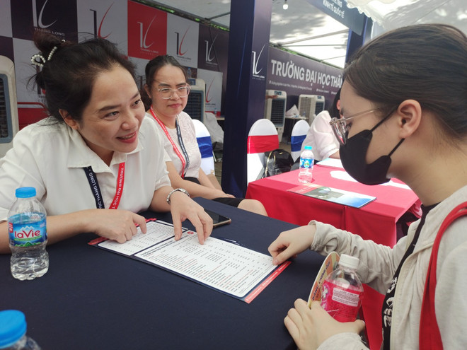 Thí sinh tư vấn chọn ngành tại gian hàng của Đại học Thăng Long. (Ảnh: PV/Vietnam+) Thí sinh trúng tuyển sớm 15 nguyện vọng vẫn chưa yên tâm đỗ đại học ảnh 1