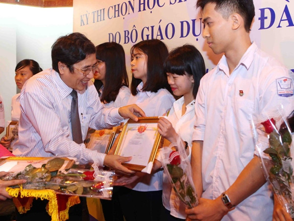 Tuyên dương 130 học sinh đoạt giải quốc gia môn lịch sử ảnh 1