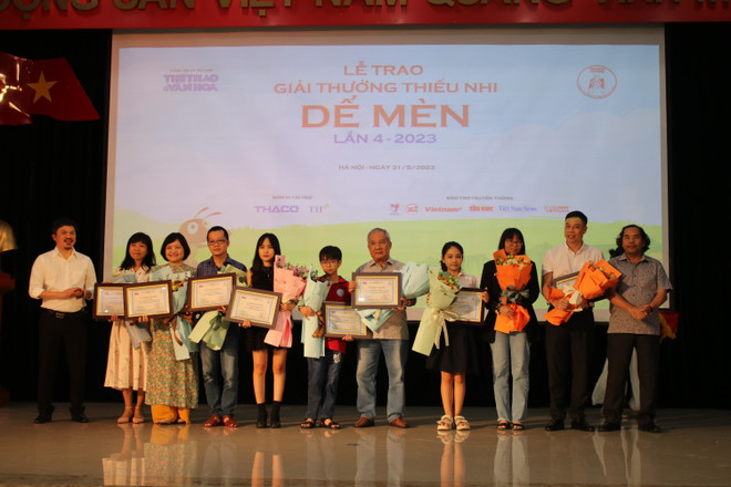 Nhà văn Trần Đức Tiến được vinh danh với giải thưởng Hiệp sỹ Dế Mèn ảnh 3