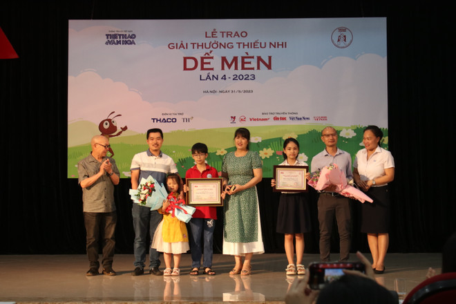 Nhà văn Trần Đức Tiến được vinh danh với giải thưởng Hiệp sỹ Dế Mèn ảnh 4