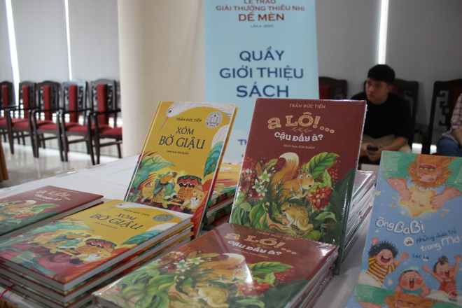 Nhà văn Trần Đức Tiến được vinh danh với giải thưởng Hiệp sỹ Dế Mèn ảnh 2