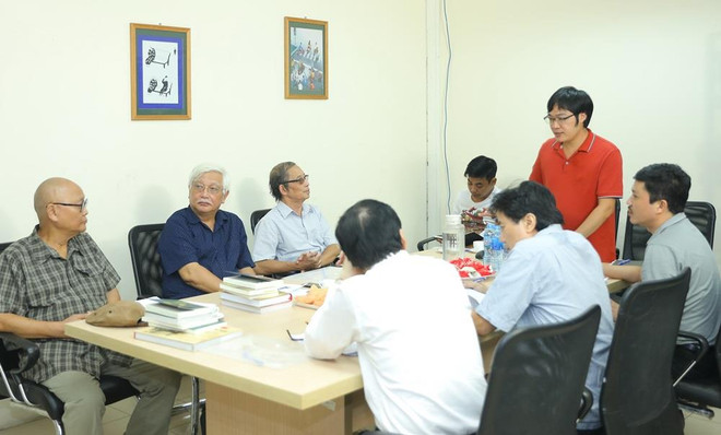 Hội đồng giám khảo Giải thưởng Bùi Xuân Phái-Vì tình yêu Hà Nội lần thứ 12 thảo luận về các đề cử. (Ảnh: BTC) Giải thưởng Bùi Xuân Phái 2019: Hoài niệm về Hà Nội một thời đã xa ảnh 2