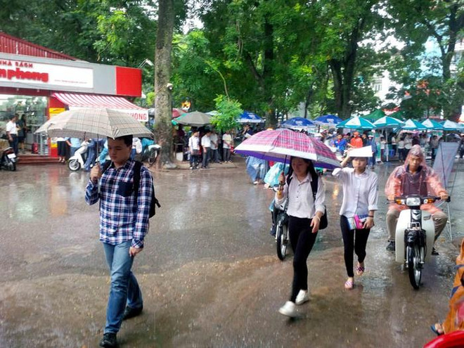 Hà Nội sẽ có mưa rào trong ngày thí sinh dự thi vào lớp 10 ảnh 1