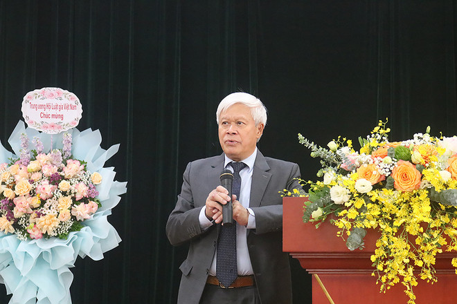 Nhà giáo, nhà thơ, tiến sỹ Nguyễn Huy Hoàng trong buổi ra mắt sách ngày 18/11 tại Hà Nội. (Ảnh: PV/Vietnam+) 'Trăm năm cũng từ đây': Cuốn phim quay chậm về 'dân' Ngữ văn-Tổng hợp ảnh 1