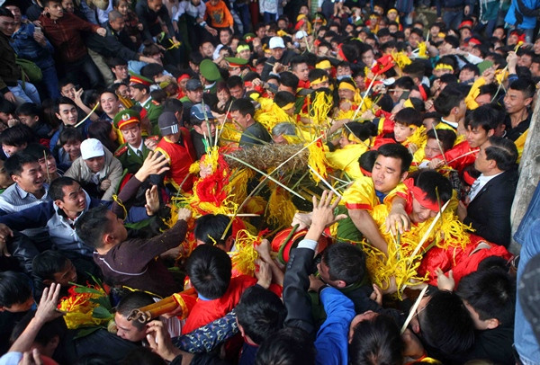 Mùa lễ hội 2018: Giải ‘bài toán’ chọi trâu, ‘cướp’ lộc phản cảm ảnh 2