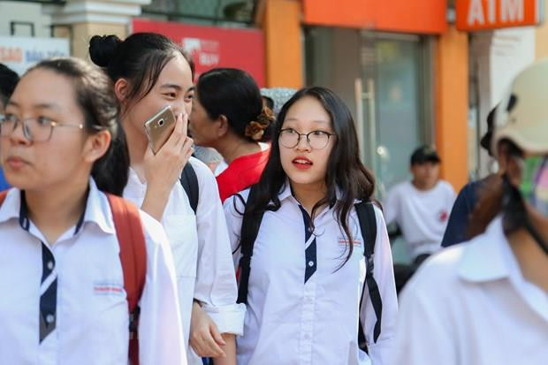 Thí sinh tỏ ra khá thoải mái khi hoàn thành bài thi Khoa học Xã hội sáng nay. (Ảnh: PV/Vietnam+) Soi ma trận đề thi THPT quốc gia môn Khoa học Xã hội qua các năm ảnh 3