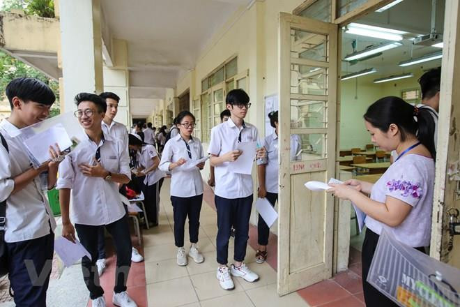 Thí sinh nên kiểm tra kỹ các vật dụng được phép mang theo trước khi vào phòng thi. (Ảnh: Minh Sơn/Vietnam+) Thi Trung học phổ thông quốc gia: Những điều thí sinh cần lưu ý ảnh 2