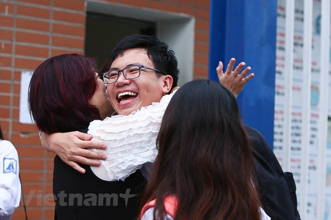 Niềm vui của thí sinh khi làm tốt bài thi tốt nghiệp trung học phổ thông. Đề thi được đánh giá là chưa có độ phân hoá cao. (Ảnh: PV/Vietnam+) Trường đại học kiến nghị tăng độ phân hóa đề thi tốt nghiệp THPT ảnh 2