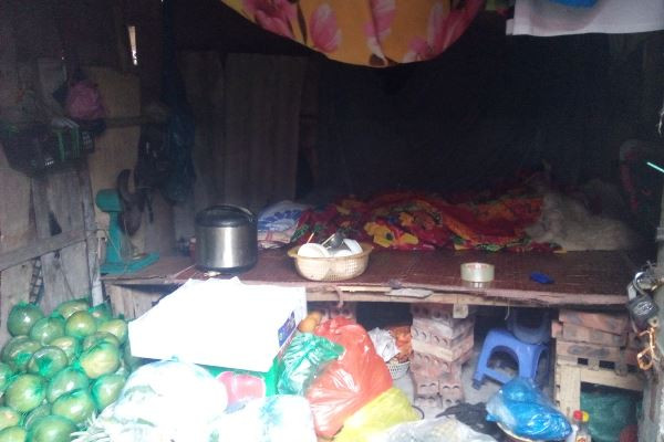 Xóm ngụ cư trong ngày 8/3: Tự thưởng cho mình nồi... khoai luộc ảnh 2