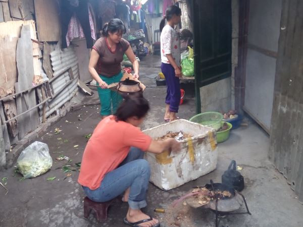 Xóm ngụ cư trong ngày 8/3: Tự thưởng cho mình nồi... khoai luộc ảnh 1