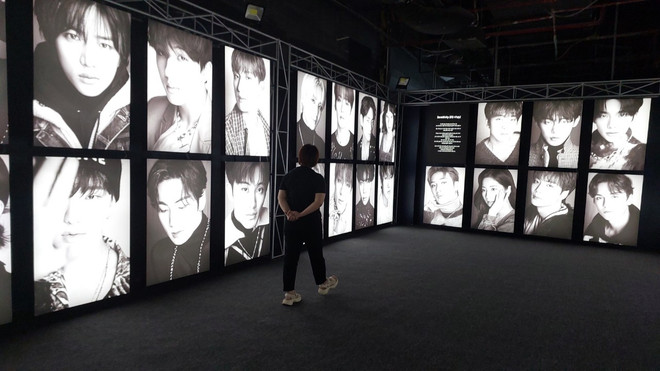 Khám phá kho ảnh của 9 nhóm nhạc K-Pop tại triển lãm ở Hà Nội ảnh 3