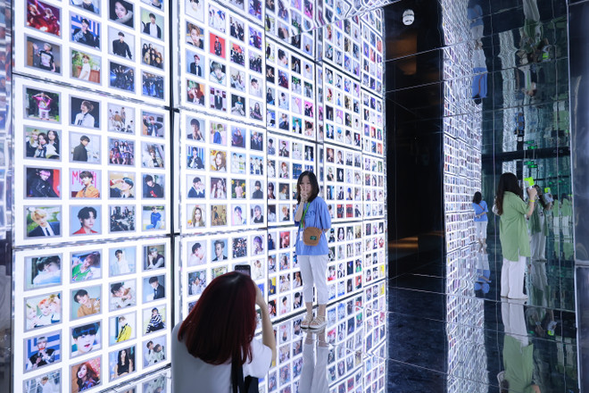 Khám phá kho ảnh của 9 nhóm nhạc K-Pop tại triển lãm ở Hà Nội ảnh 4