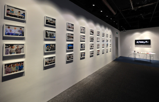 Khám phá kho ảnh của 9 nhóm nhạc K-Pop tại triển lãm ở Hà Nội ảnh 2