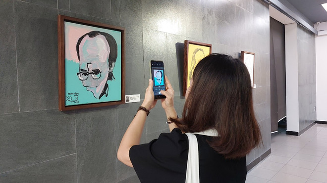 Thế giới nghệ thuật lạ lùng, hóm hỉnh của họa sỹ là yếu tố làm nên tên tuổi của ông. (Ảnh: Minh Thu/Vietnam+) Họa sỹ Nguyễn Đại Giang tìm 'Cội nguồn' bằng 'nghệ thuật đảo ngược' ảnh 2