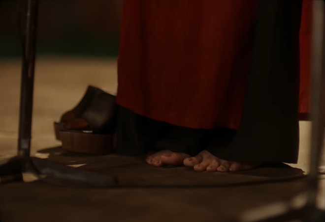 Trailer "Em và Trịnh" tái hiện cảnh tháo guốc kinh điển của Khánh Ly ảnh 2