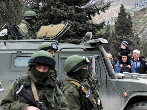 Biên phòng Ukraine: Quân đội, máy bay Nga đổ vào Crimea ảnh 1