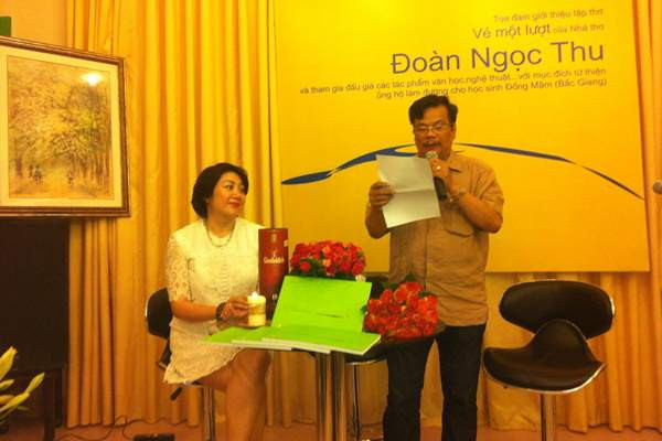 Buổi ra mắt tập thơ "Vé một lượt" diễn ra chiều 16/5 tại Hà Nội (Ảnh: PV/Vietnam+) "Vé một lượt" và cuộc hạnh ngộ thêm yêu một con đường ảnh 2