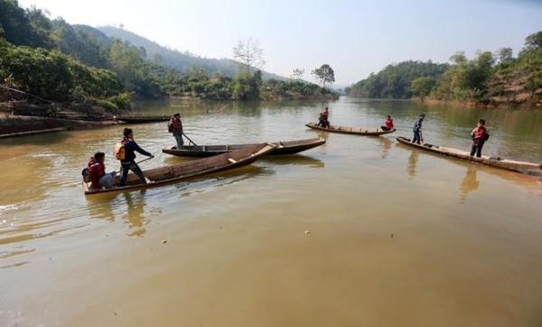 Hàng ngày, học sinh ở Đồng Mậm phải chèo thuyền đi học (Ảnh: Hải Đăng/Vietnam+) "Vé một lượt" và cuộc hạnh ngộ thêm yêu một con đường ảnh 1