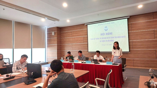 Bà Phan Thị Minh Giang, đại diện Cục Lãnh sự chia sẻ về tình hình hợp tác quốc tế trong công tác phòng chống buôn người. (Ảnh: Minh Thu/Vietnam+) Nhiều tội phạm mua bán người lợi dụng mạng xã hội để dụ dỗ nạn nhân ảnh 1
