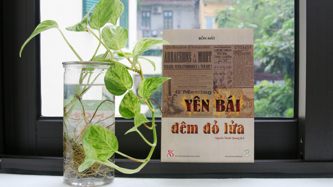 Cuốn sách nói về cuộc khởi nghĩa Yên Bái dưới góc nhìn của sỹ quan Pháp. (Ảnh: PV/Vietnam+) 'Yên Bái đêm đỏ lửa': Góc nhìn của sỹ quan Pháp về người Việt yêu nước ảnh 1