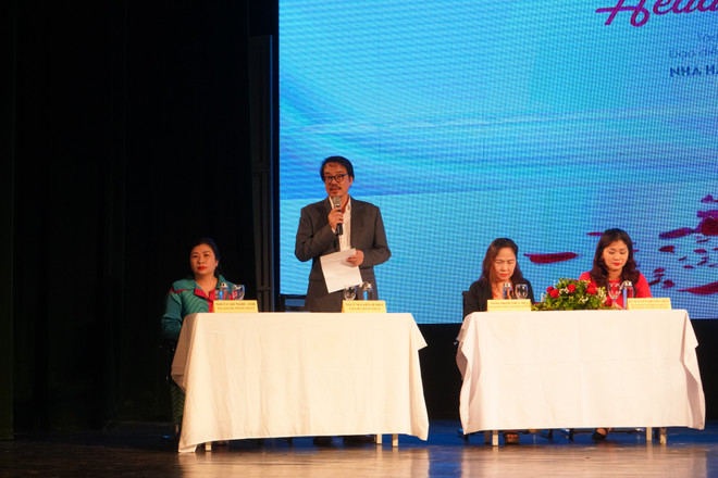 Đạo diễn Sĩ Tiến, Giám đốc Nhà hát Tuổi trẻ chia sẻ về dự án kịch. (Ảnh: Minh Thu/Vietnam+) Nhà hát Tuổi trẻ dựng lại vở kịch về thân phận người phụ nữ thế kỷ 19 ảnh 2
