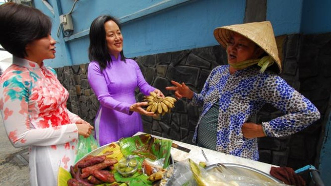 Giáo sư Kim (giữa) cùng kiến trúc sư Lê Nguyễn Hương Giang (trái) bên một xe hàng rong ở vỉa hè Thành phố Hồ Chí Minh. (Ảnh: Hoàng Thạch Vân) Annette M. Kim: Vị giáo sư người Mỹ say mê vỉa hè Sài Gòn ảnh 4