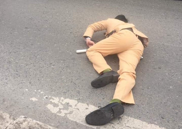 Hà Nội: Trung úy cảnh sát giao thông bị xe đâm khi đang làm nhiệm vụ ảnh 1