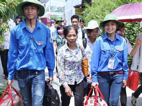 Hà Nội: Thanh niên tình nguyện đồng hành cùng sỹ tử trước "giờ G" ảnh 2