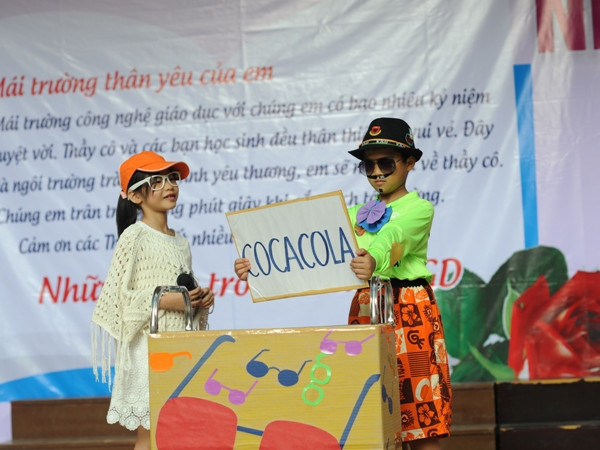 Không chỉ múa, các em còn trổ tài diễn kịch. (Ảnh: CTV/Vietnam+) Thầy và trò rạng rỡ trong Ngày hiến chương các Nhà giáo Việt Nam ảnh 3