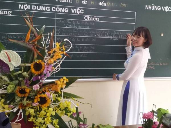 Những lời chúc, những đóa hoa, sự tôn vinh của cả xã hội chính là động lực để các thầy cô tiếp tục nỗ lực với nghề giáo, nghề cao quý nhất trong những nghề cao quý. (Ảnh: CTV/Vietnam+) Thầy và trò rạng rỡ trong Ngày hiến chương các Nhà giáo Việt Nam ảnh 11