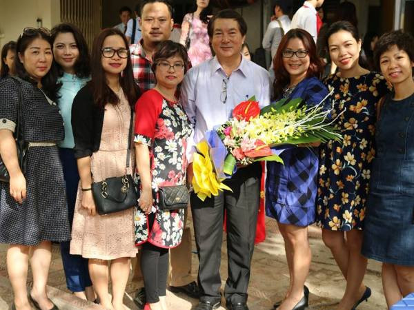 Mỗi dịp 20/11 cũng là ngày hội của các thầy cô giáo đã nghỉ hưu khi được về lại trường cũ, nhận hoa chúc mừng của học sinh và của cả đồng nghiệp mình. Trong ảnh: Các giáo viên trường Thực nghiệm tặng hoa thầy Lê Kim Xuân, nguyên hiệu trưởng nhà trường. (Ảnh: CTV/Vietnam+) Thầy và trò rạng rỡ trong Ngày hiến chương các Nhà giáo Việt Nam ảnh 9