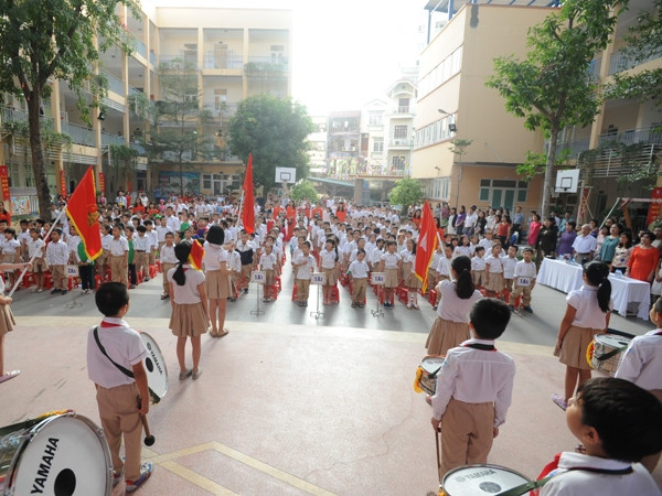 Ngay từ sáng sớm, các thầy cô giáo và học sinh trường Tiểu học Công nghệ giáo dục Hà Nội đã tập trung đông đủ. (Ảnh: CTV/Vietnam+) Thầy và trò rạng rỡ trong Ngày hiến chương các Nhà giáo Việt Nam ảnh 1