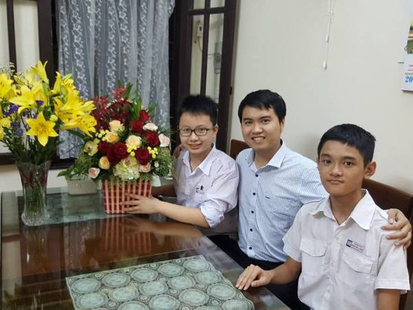 Thầy Cai Việt Long, trường Trung học phổ thông chuyên Amsterdam hạnh phúc khi học trò đến tận nhà thăm. (Ảnh: CTV/Vietnam+) Thầy và trò rạng rỡ trong Ngày hiến chương các Nhà giáo Việt Nam ảnh 7