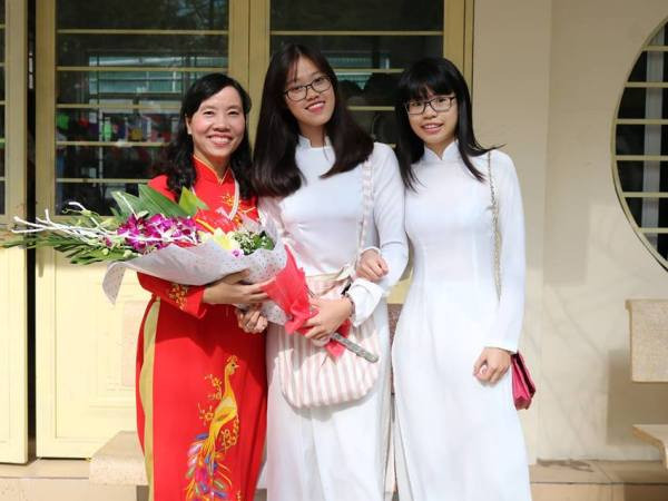 Những bó hoa tươi thắm nhất được các em gửi tặng đến thầy cô thay lời tri ân. Trong ảnh, các em học sinh tặng hoa cô hiệu trưởng trường Thực nghiệm Phan Thị Luyến.(Ảnh: CTV/Vietnam+) Thầy và trò rạng rỡ trong Ngày hiến chương các Nhà giáo Việt Nam ảnh 5