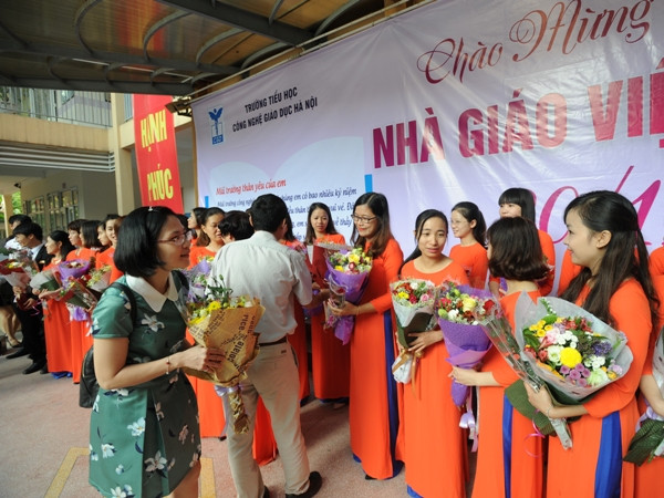 20/11 cũng là dịp để các phụ huynh tặng hoa cho thầy cô giáo để tỏ lòng biết ơn. (Ảnh: CTV/Vietnam+) Thầy và trò rạng rỡ trong Ngày hiến chương các Nhà giáo Việt Nam ảnh 6