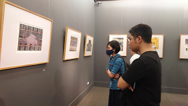 Triển lãm giới thiệu tác phẩm của cựu binh Mỹ David Thomas và 21 nghệ sỹ Việt Nam. (Ảnh: Minh Thu/Vietnam+) Cựu binh Mỹ 'đối thoại' với các họa sỹ Việt về tình yêu nghệ thuật ảnh 1