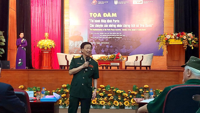 Đại tá Đào Chí Công chia sẻ tại tọa đàm. (Ảnh: Minh Thu/Vietnam+) Trại Davis: Cuộc đấu tranh chính trị ngay tại ‘hang ổ’ của địch ảnh 2