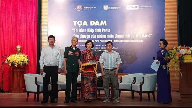 Ông Phạm Văn Lãi (thứ hai từ trái sang) trao tặng hiện vật tặng cho Trung tâm Lưu trữ Quốc gia III. (Ảnh: Minh Thu/Vietnam+) Đại úy Phạm Văn Lãi và những giây phút không thể quên tại Trại Davis ảnh 1