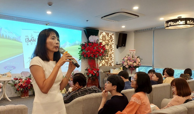 Tác giả Thủy Phạm chia sẻ về cuốn sách. (Ảnh: Minh Thu/Vietnam+) Nhạc sỹ Dương Thụ kể về hành trình cùng vợ: 'Em dám lái, anh dám ngồi' ảnh 2
