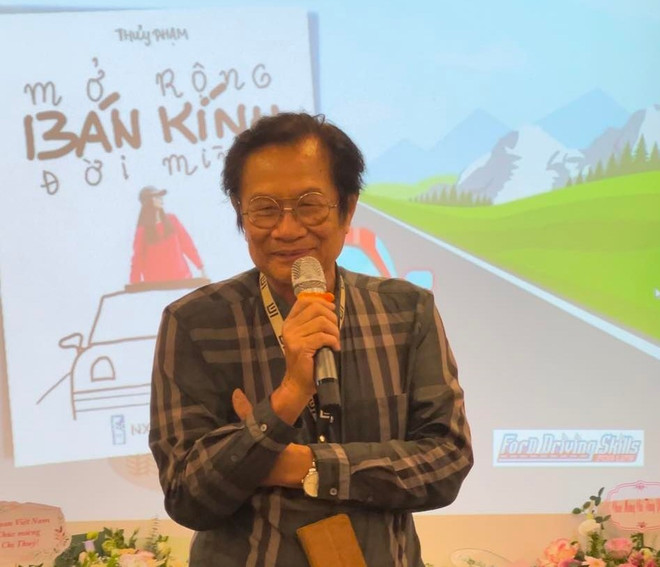 Nhạc sỹ Dương Thụ tại buổi ra mắt sách. (Ảnh: Minh Thu/Vietnam+) Nhạc sỹ Dương Thụ kể về hành trình cùng vợ: 'Em dám lái, anh dám ngồi' ảnh 3