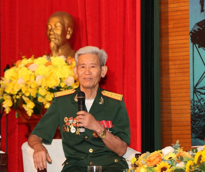 Đại úy Phạm Văn Lãi tham gia giao lưu tại Trung tâm Lưu trữ Quốc gia III (Hà Nội). (Ảnh: CTV/Vietnam+) Đại úy Phạm Văn Lãi và những giây phút không thể quên tại Trại Davis ảnh 5