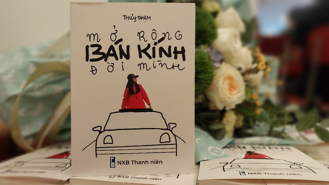 Sách dày hơn 200 trang do Nhà xuất bản Thanh niên ấn hành. (Ảnh: Minh Thu/Vietnam+) Nhạc sỹ Dương Thụ kể về hành trình cùng vợ: 'Em dám lái, anh dám ngồi' ảnh 1