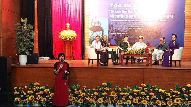 Bà Stella Ciorra, Phó Chủ tịch Hội Những người bạn di sản Việt Nam chia sẻ tại tọa đàm. (Ảnh: Minh Thu/Vietnam+) Trại Davis: Cuộc đấu tranh chính trị ngay tại ‘hang ổ’ của địch ảnh 4